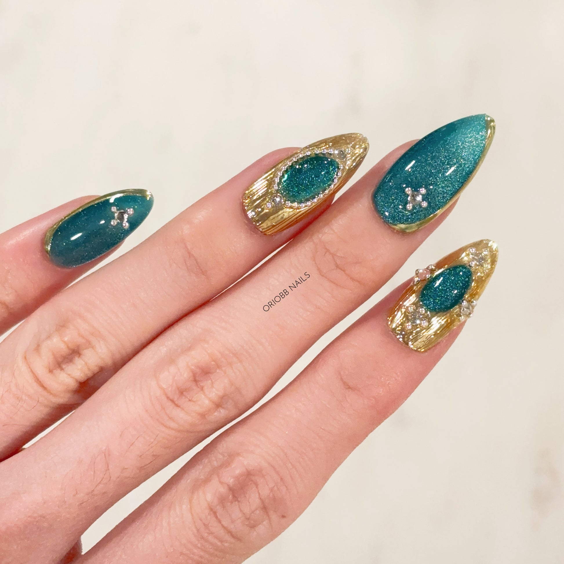 AQUA ROYALE MEIDUM ALMOND