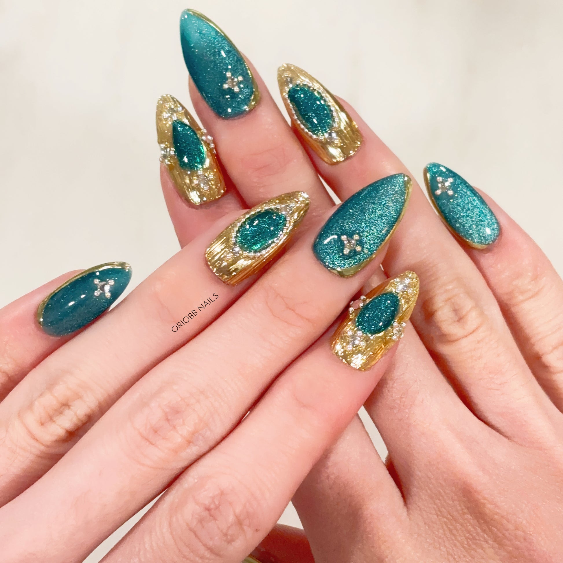 AQUA ROYALE MEIDUM ALMOND