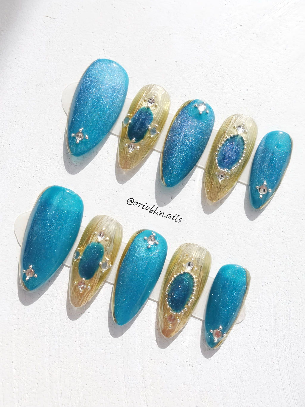 AQUA ROYALE MEIDUM ALMOND