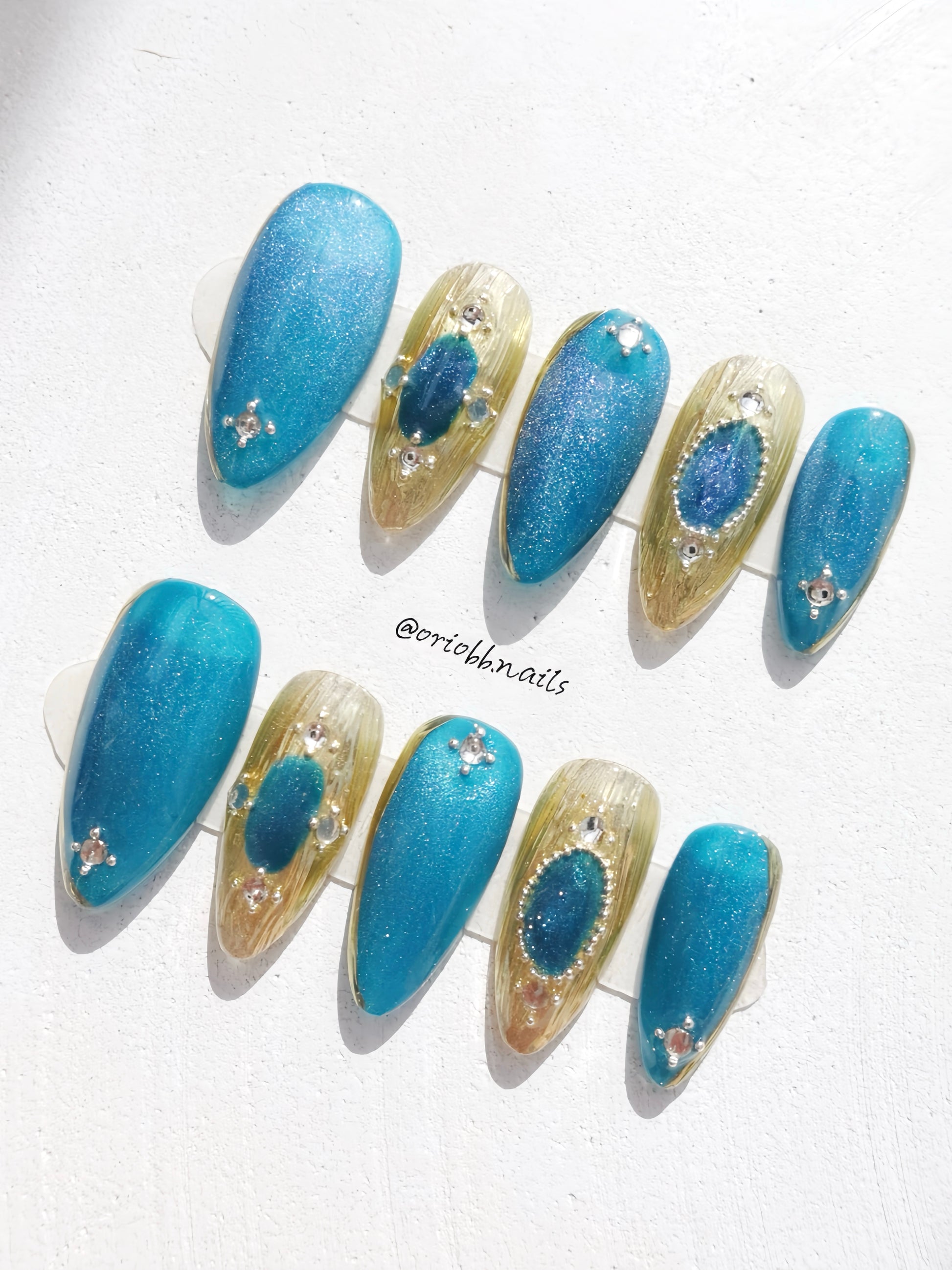 AQUA ROYALE MEIDUM ALMOND