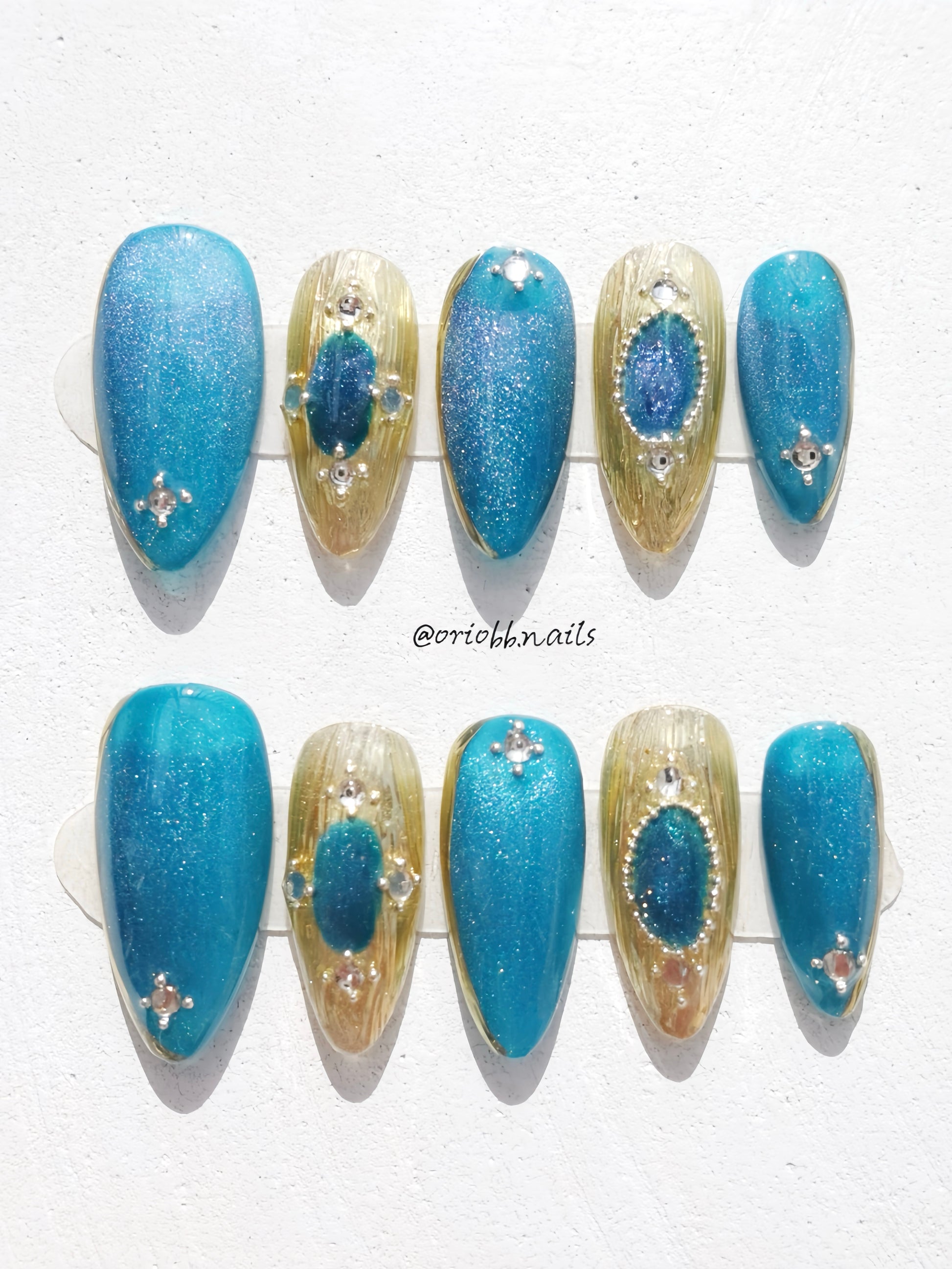AQUA ROYALE MEIDUM ALMOND